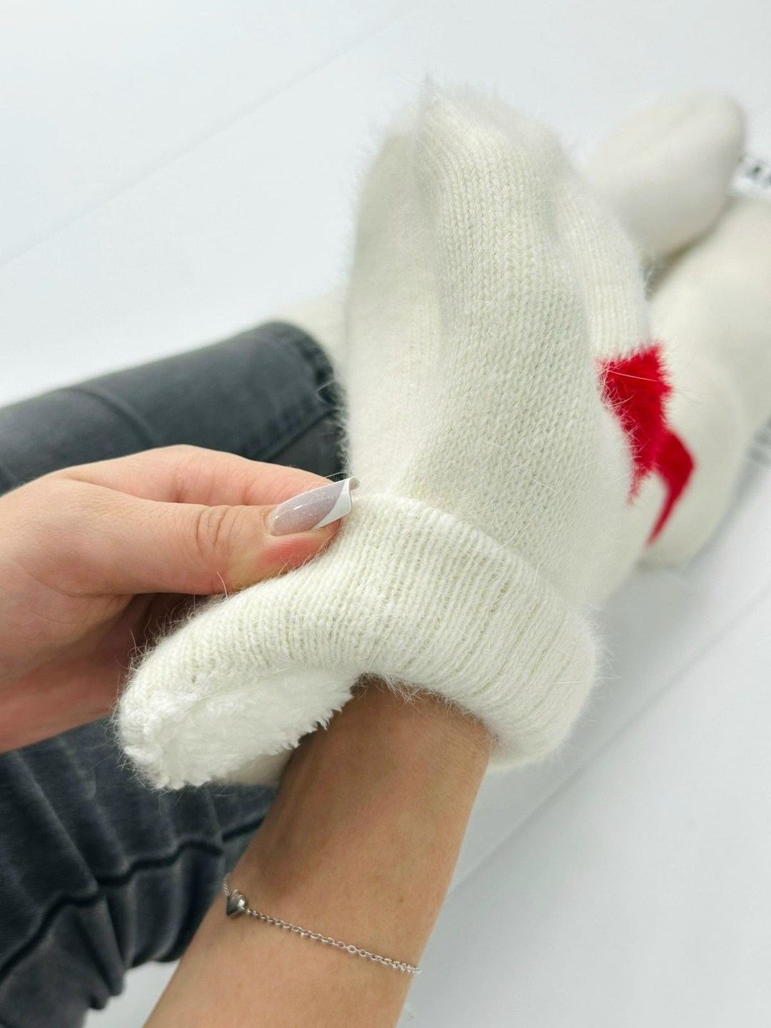 комплект варежки и носки женский ошк52933 белый/красный,комплект подарочный варежки носки зимние колорит эль,комплект варежки и носки мир шерсти,варежки зимние шерстяные с сердечком,комплект варежки и