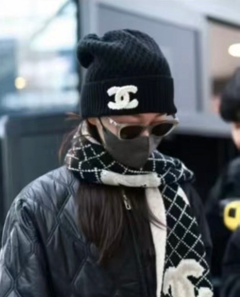 шапка chanel,вязаные эластичные шапки bini chanel,вязаная шапка chanel,вязаная шапка в стиле chanel,вязаная шапка bini chanel