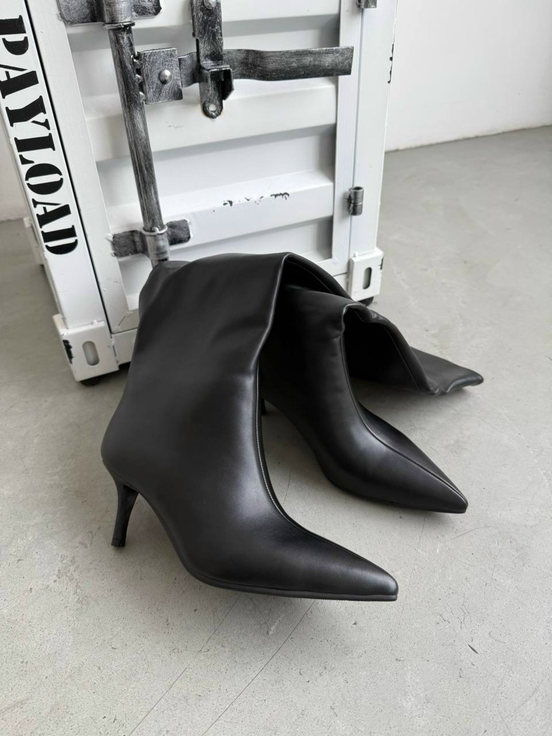 модели обуви,кожаная куртка,кожаные сапоги,женская ,ботфорты женские