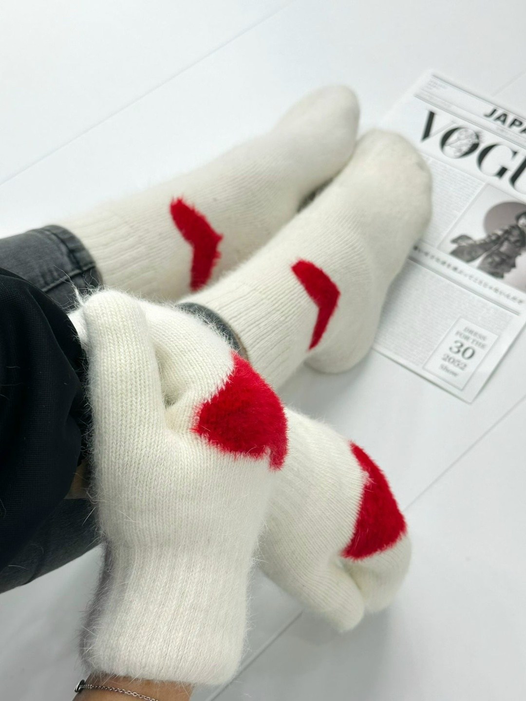 комплект варежки и носки женский ошк52933 белый/красный,комплект подарочный варежки носки зимние колорит эль,комплект варежки и носки мир шерсти,варежки зимние шерстяные с сердечком,комплект варежки и
