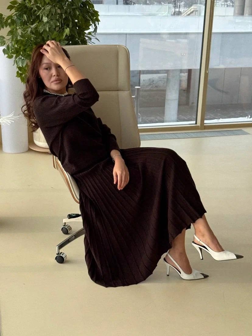 костюм женский вязанный трикотажный с юбкой плиссе,трикотажный костюм с юбкой плиссе,трикотажные костюмы,костюм с юбкой плиссе,костюм с длинной юбкой