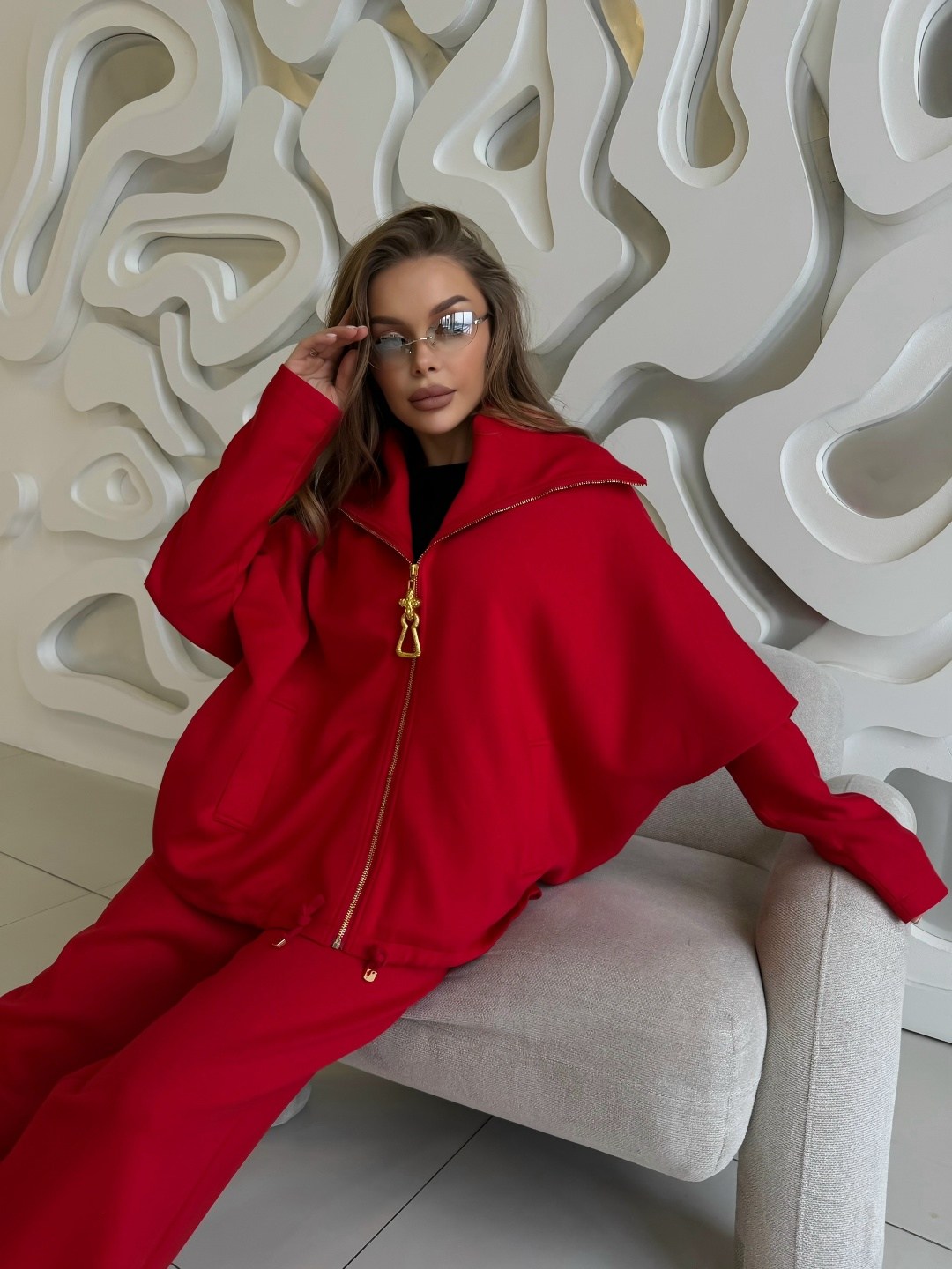 костюм с капюшоном и брюками палаццо из качественного футера twok 300912 красный,костюм dilanavip 2065 красный,стильный костюм,костюм брючный 3921 люше,костюм dilana vip 2065 красный