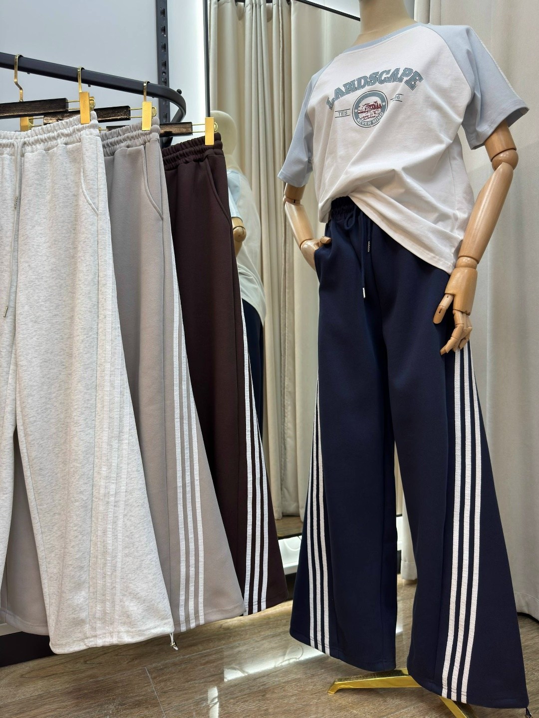 брюки спортивные,спортивные штаны,спортивные брюки adidas originals коричневый,женские спортивные брюки в полоску qweek y2k,брюки спортивные с полосками по бокам milamiss