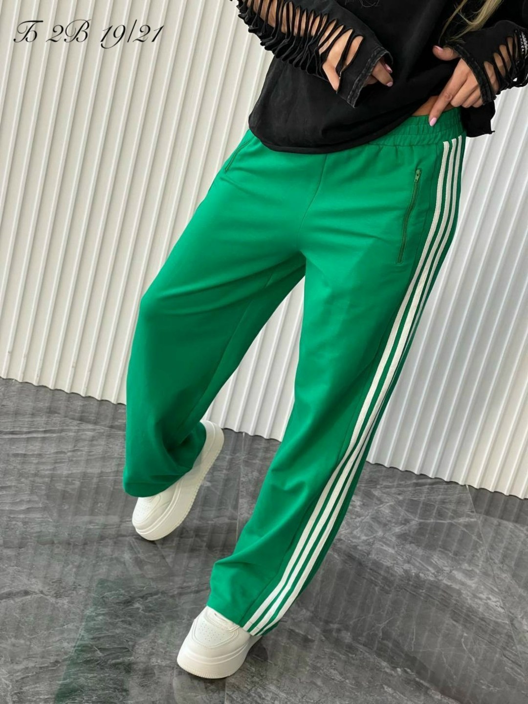 свободные спортивные брюки firebird adidas originals зеленый,adidas originals спортивные брюки,зеленые спортивные брюки adidas originals adicolor firebird,зеленые спортивные брюки adidas originals fir