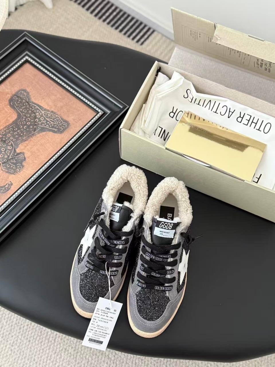 ,кеды golden goose,кроссовки golden goose с пайетками на платформе,кеды зимние женские golden goose модель 618592,кеды зимние с натуральным мехом golden goose premium shoes