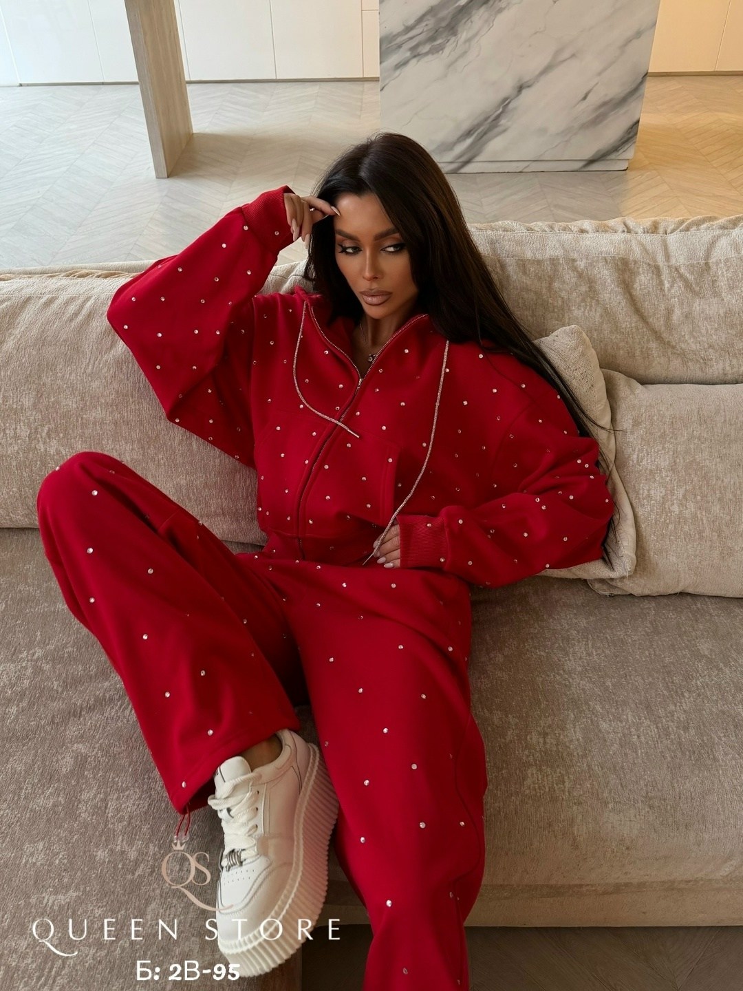 спортивный костюм со стразами,спортивный костюм со стразами emlis,костюм женский спортивный со стразами,костюм трикотажный с капюшоном со стразами aisha comfort,костюм стразы