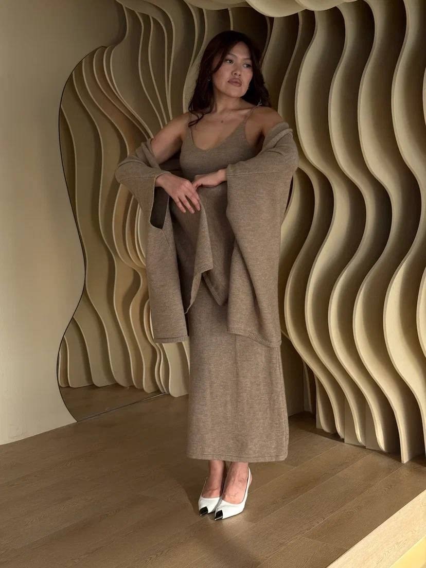 комплект трикотажный кардиган и платье бежевый,костюм двойка платье и кардиган,платье лапша с кардиганом,трикотажное платье с кардиганом,платье и кардиган