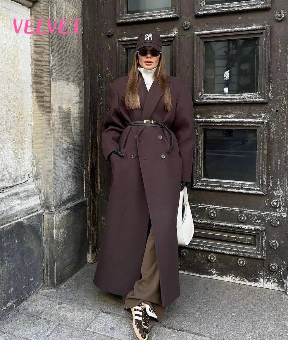 пальто,образ с коричневым пальто,длинные пальто,коричневое пальто,пальто тренд 2026 женское