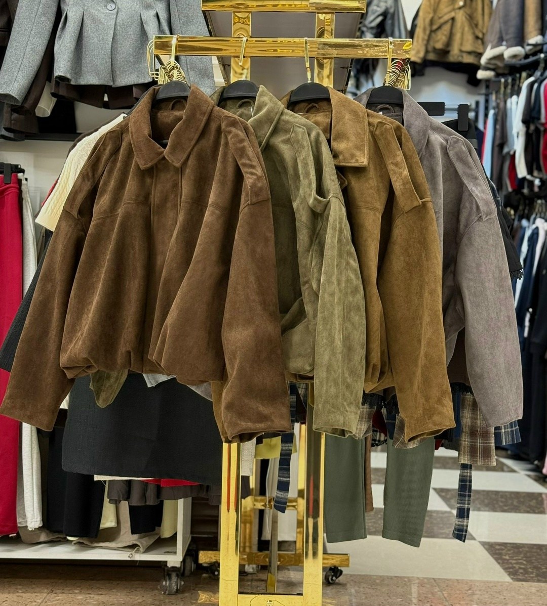 куртка из натуральной замши,куртка замшевая,трендовая модель куртки из натур замши,куртка замшевая женская,куртка бомбер