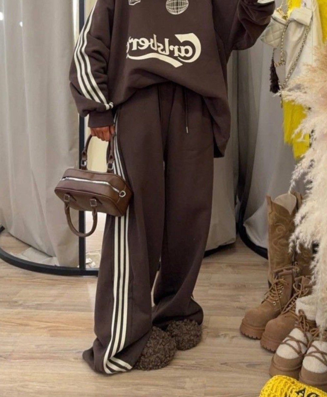 брюки спортивные,спортивные штаны,спортивные брюки adidas originals коричневый,женские спортивные брюки в полоску qweek y2k,брюки спортивные с полосками по бокам milamiss