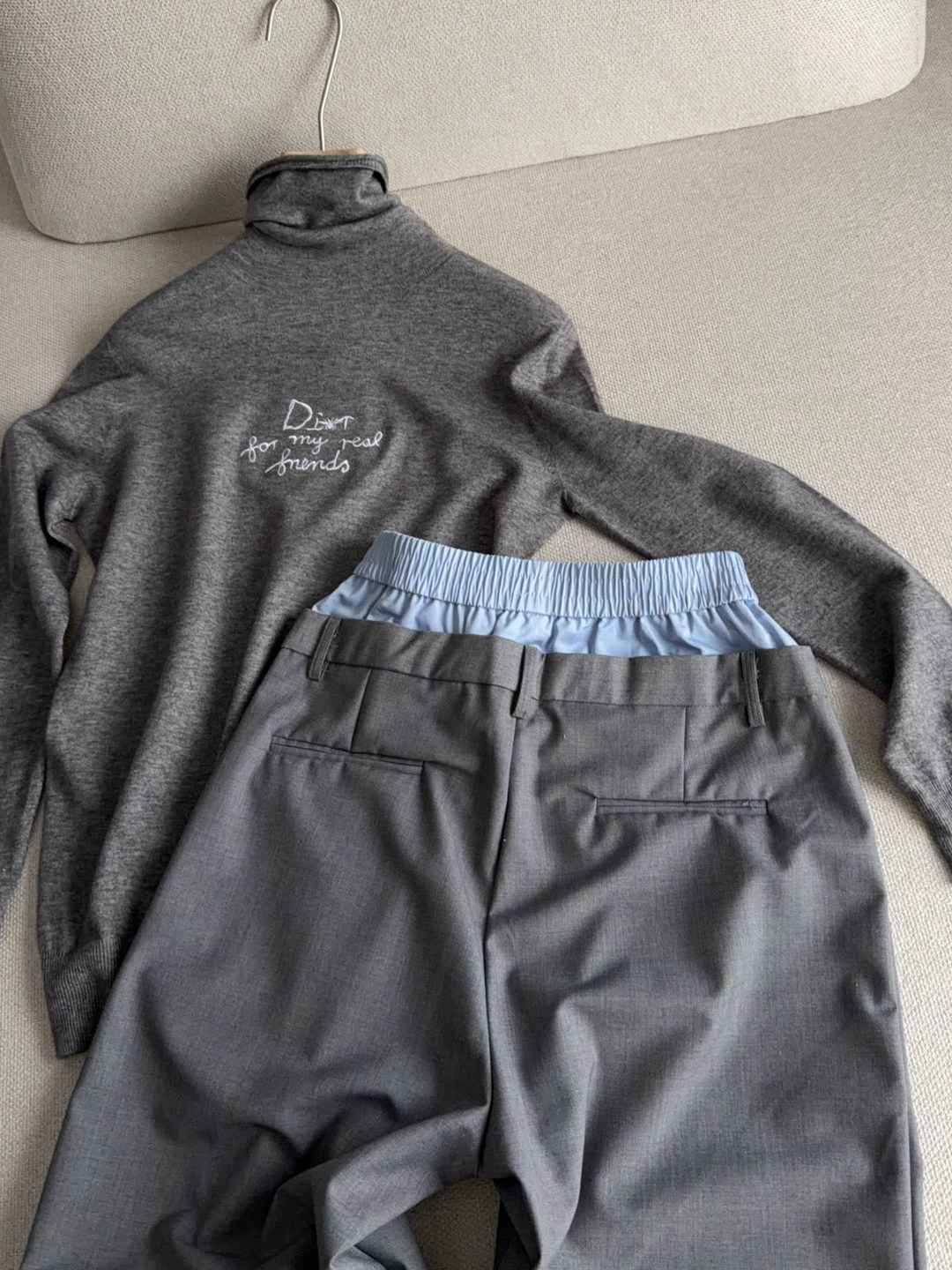 кэжуал наряды,брюки палаццо,модный стиль,серые брюки палаццо