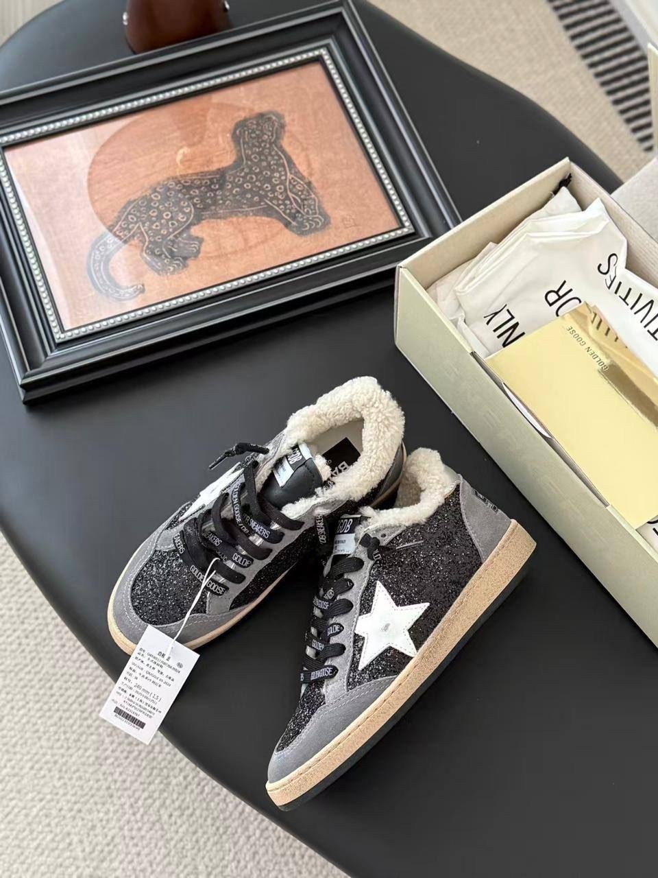 ,кеды golden goose,кроссовки golden goose с пайетками на платформе,кеды зимние женские golden goose модель 618592,кеды зимние с натуральным мехом golden goose premium shoes