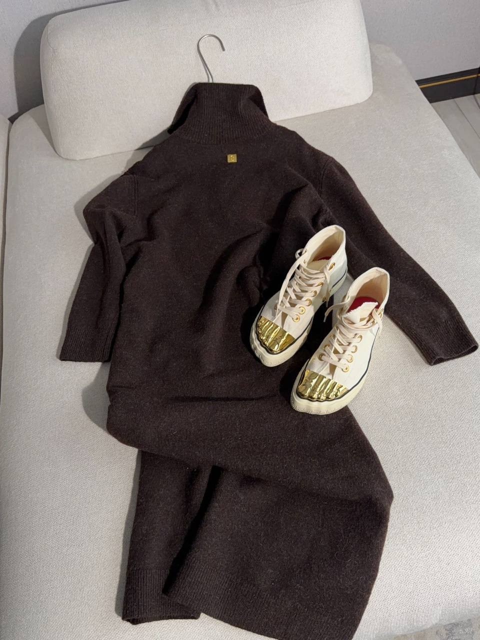 платье мидакси со швом спереди в шоколадном цвете asos design,коричневое платье,трикотажное платье,вязаное платье,платье ким (шоколадный)