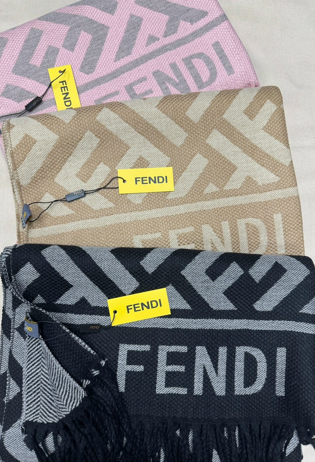 шарф fendi,женский кашемировый шарф fendi,fendi палантин,шарф фенди,шарф фенди кашемир