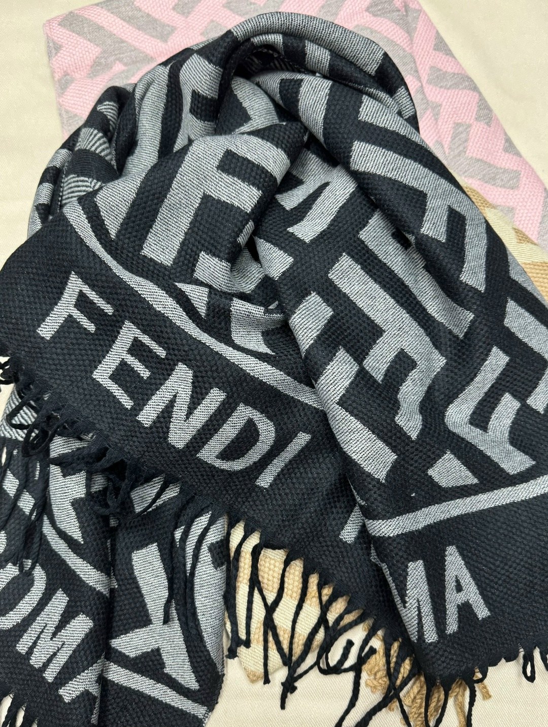 шарф fendi,женский кашемировый шарф fendi,fendi палантин,шарф фенди,шарф фенди кашемир