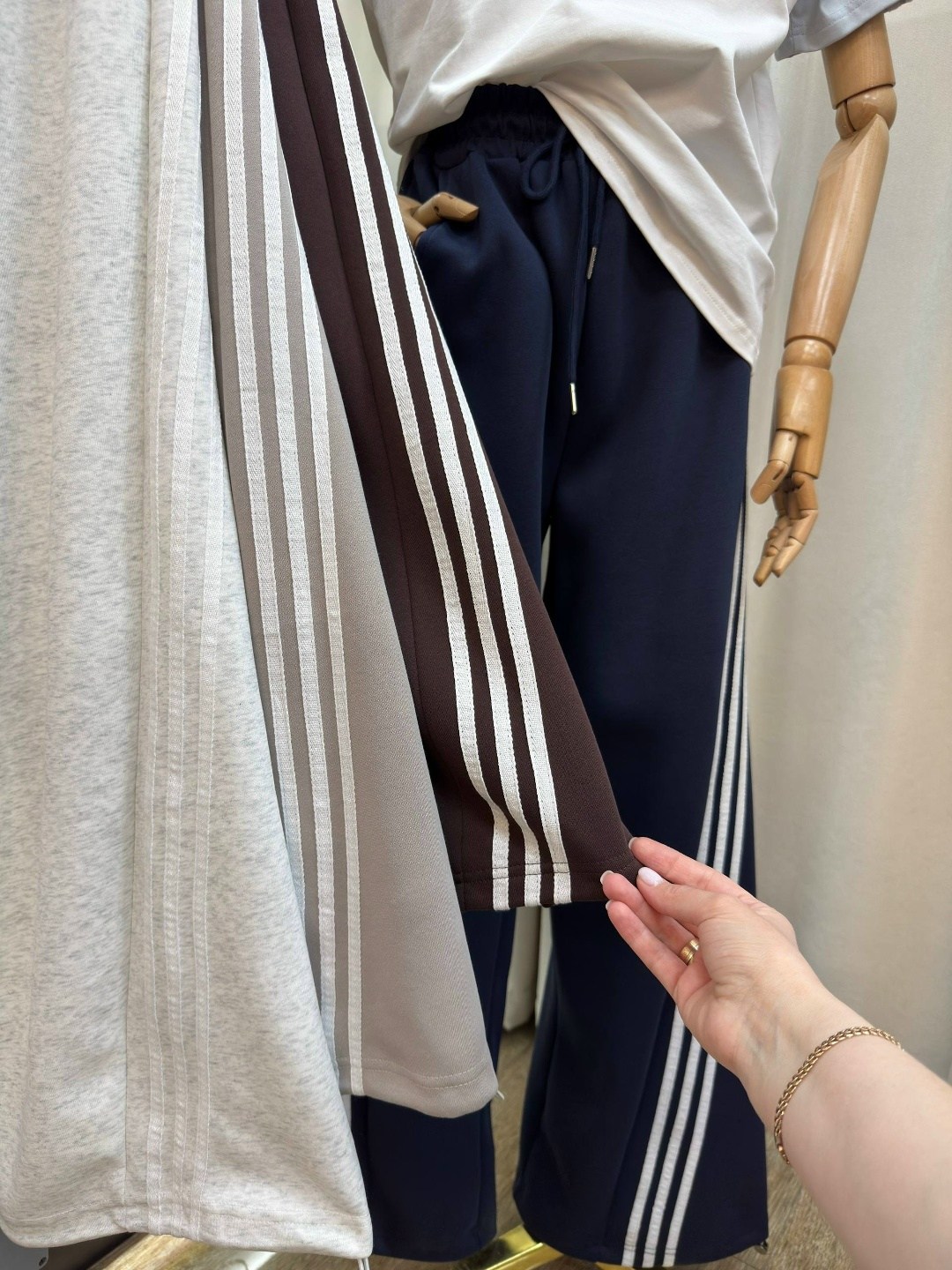 брюки спортивные,спортивные штаны,спортивные брюки adidas originals коричневый,женские спортивные брюки в полоску qweek y2k,брюки спортивные с полосками по бокам milamiss