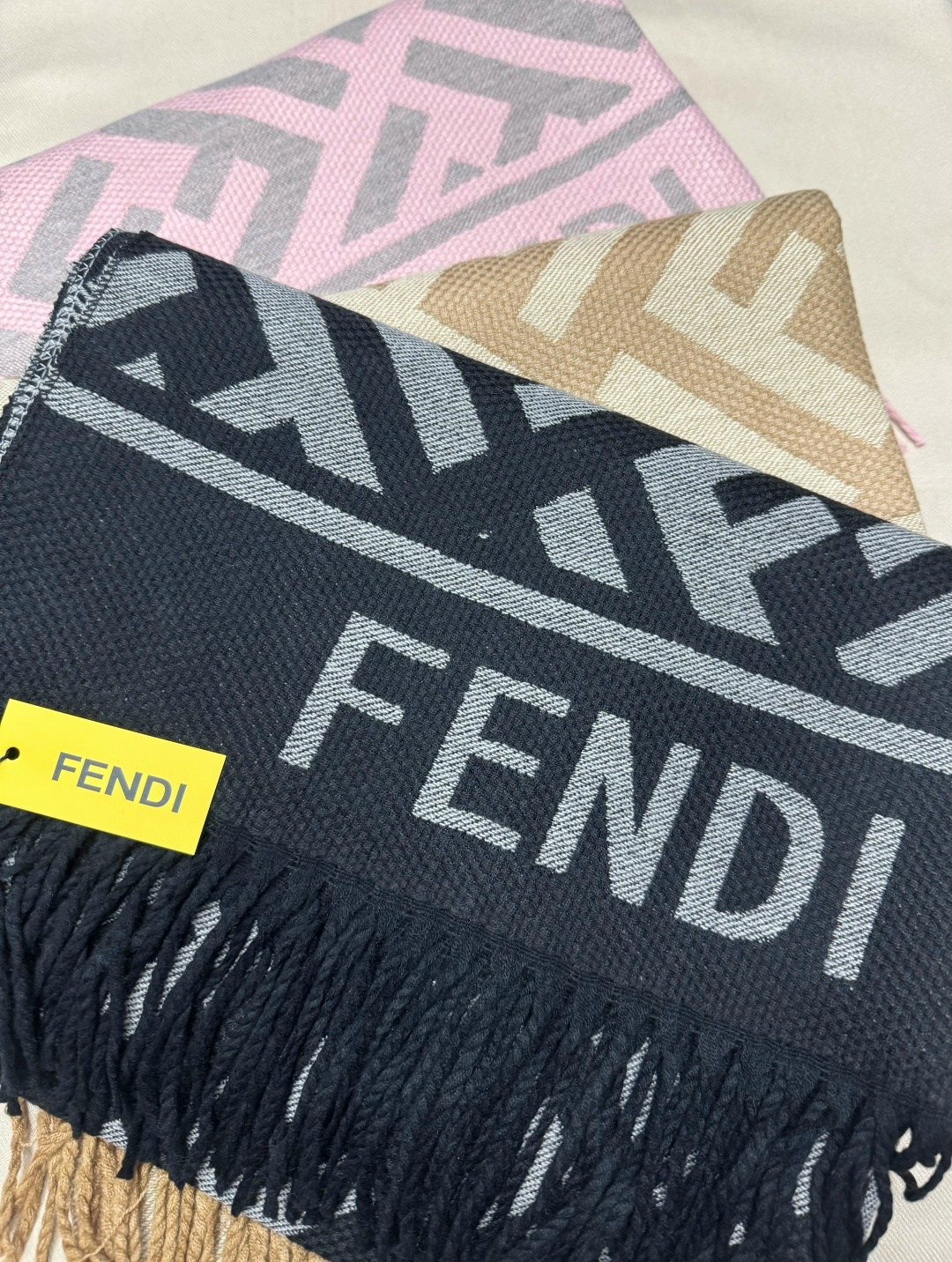 шарф fendi,женский кашемировый шарф fendi,fendi палантин,шарф фенди,шарф фенди кашемир