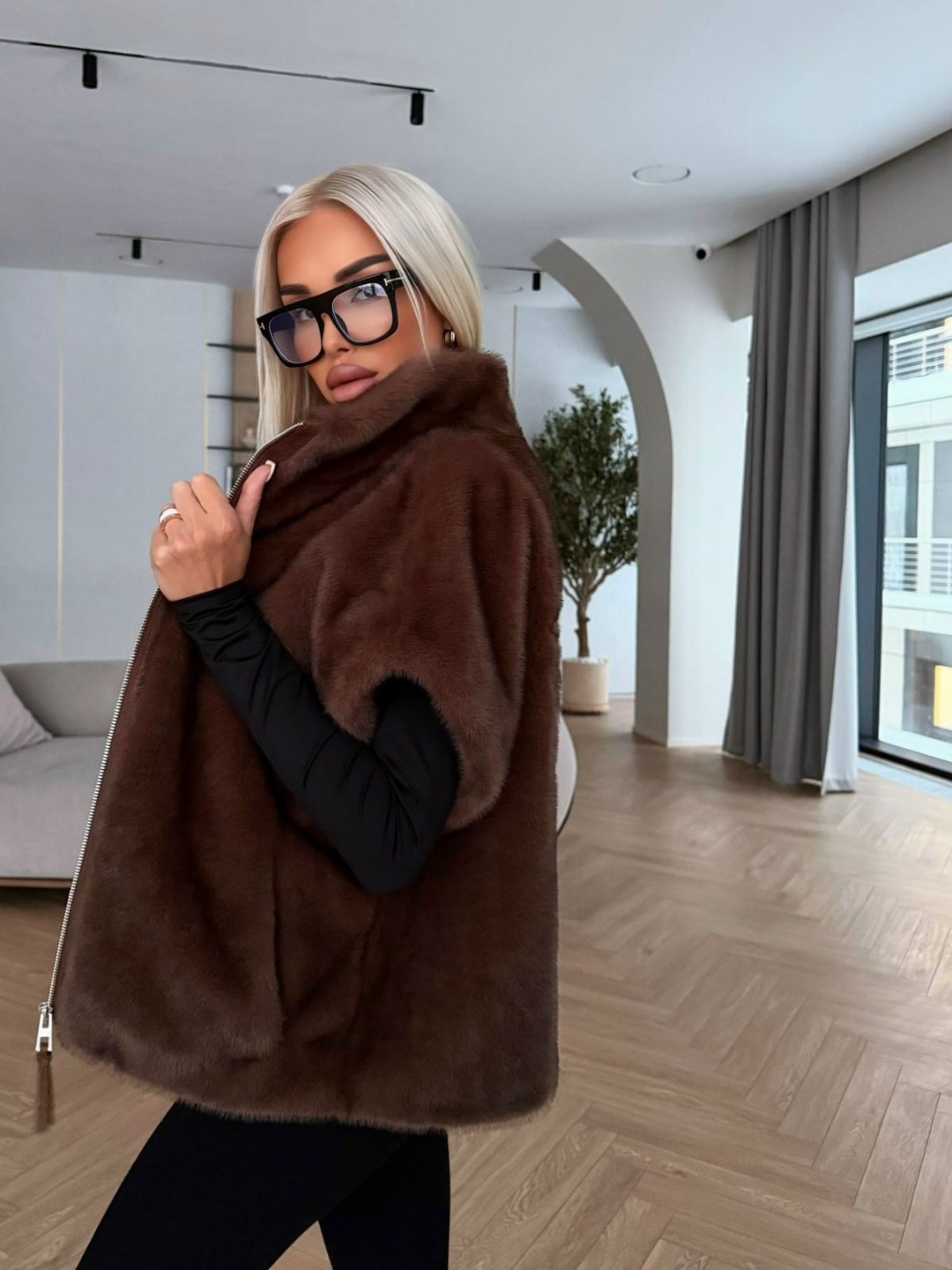 утепленный жилет женский дубленкин zhilwo3 коричневый 48 ru,жилет женский меховой с капюшоном из овчины керли,утепленный жилет женский дубленкин zhilwo2 коричневый 44 ru,жилет меховой,стильные куртки