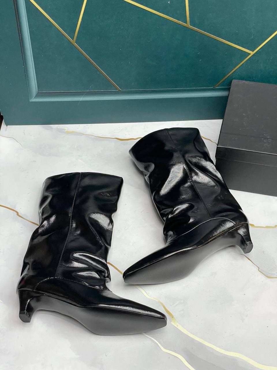 модные женские лакированные сапоги выше колена,модные сапоги,женские сапоги до середины икры,женские узкие сапоги до колена черные на высоком каблуке с острым носком,сапоги на каблуке