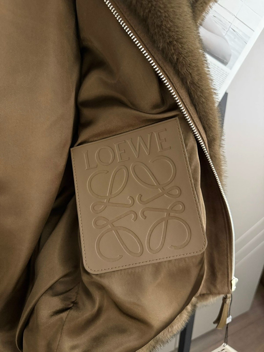 утепленный жилет женский дубленкин zhilwo3 коричневый 48 ru,жилет женский меховой с капюшоном из овчины керли,утепленный жилет женский дубленкин zhilwo2 коричневый 44 ru,жилет меховой,стильные куртки