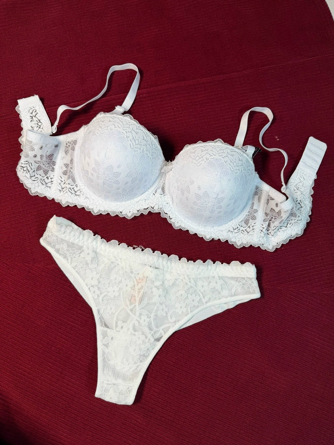 красный комплект нижнего белья,комплект нижнее белье,красный комплект белья,красное нижнее белье,красное кружевное нижнее белье