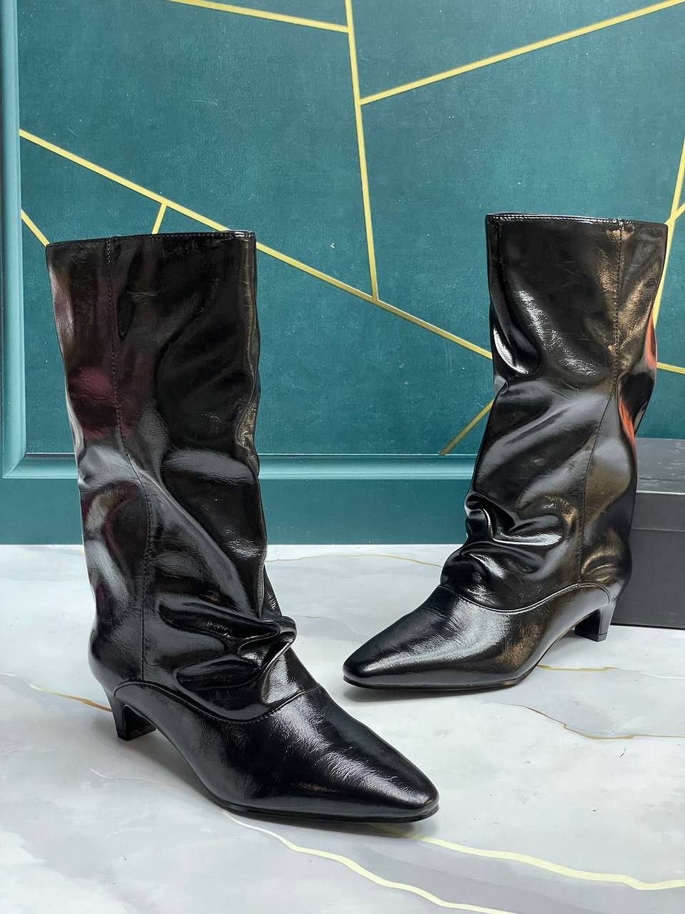 модные женские лакированные сапоги выше колена,модные сапоги,женские сапоги до середины икры,женские узкие сапоги до колена черные на высоком каблуке с острым носком,сапоги на каблуке