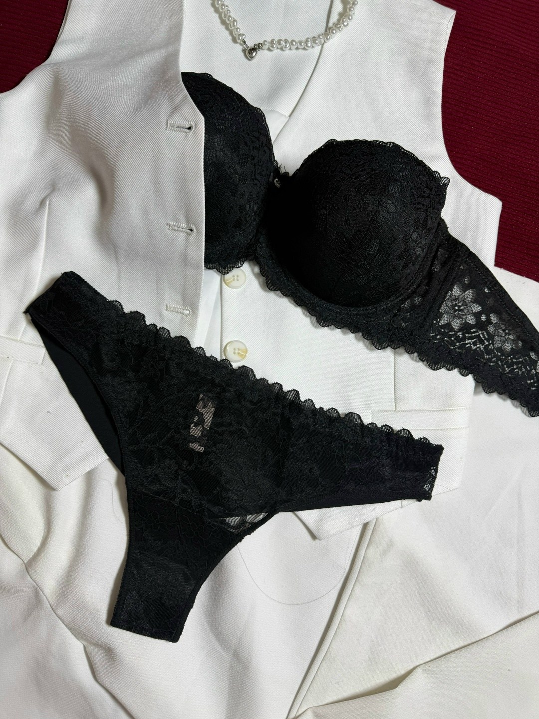 красный комплект нижнего белья,комплект нижнее белье,красный комплект белья,красное нижнее белье,красное кружевное нижнее белье