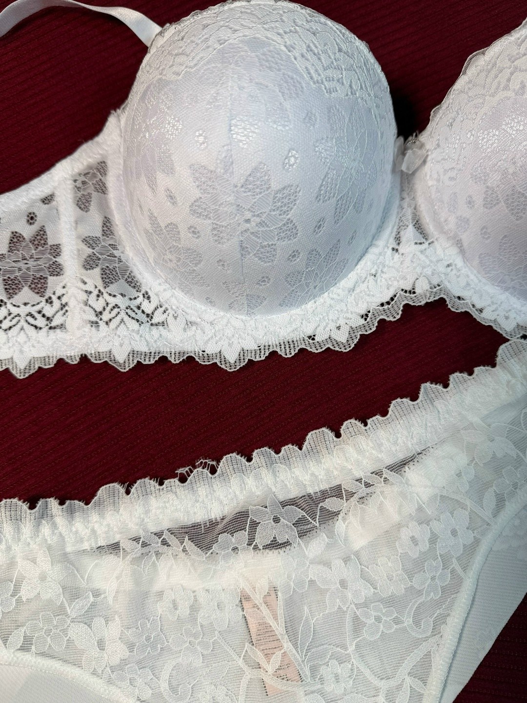 красный комплект нижнего белья,комплект нижнее белье,красный комплект белья,красное нижнее белье,красное кружевное нижнее белье