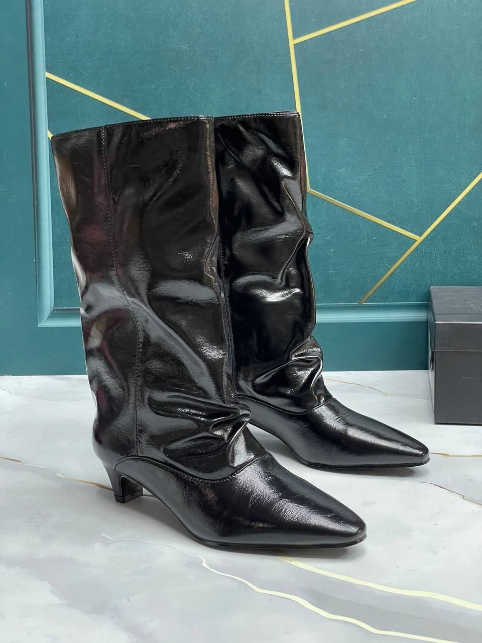 модные женские лакированные сапоги выше колена,модные сапоги,женские сапоги до середины икры,женские узкие сапоги до колена черные на высоком каблуке с острым носком,сапоги на каблуке