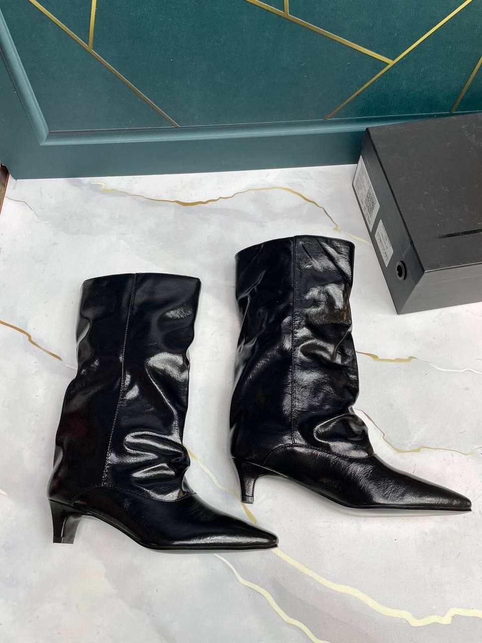 модные женские лакированные сапоги выше колена,модные сапоги,женские сапоги до середины икры,женские узкие сапоги до колена черные на высоком каблуке с острым носком,сапоги на каблуке