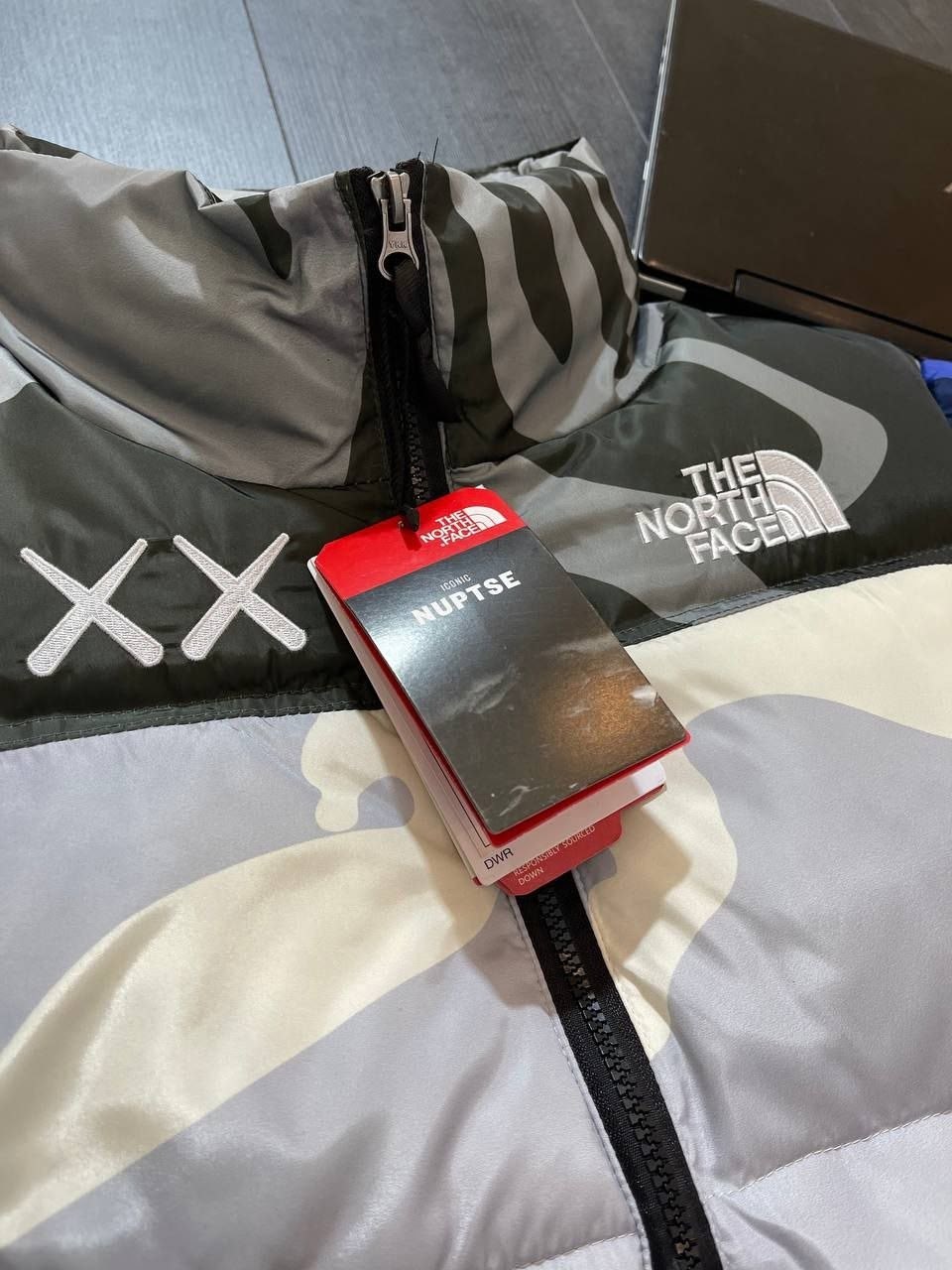 куртка зимняя tnf,куртка x kaws retro 1996 nuptse jacket 'safety green' the north face,куртка nuptse 1996 из коллаборации с kaws the north face, зеленая,куртка x kaws 1996 nuptse 700 jacket 'green' th