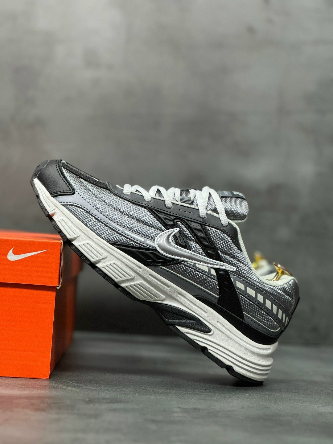 кроссовки nike initiator,кроссовки nike,кроссовки initiator nike цвет серый,кроссовки мужские nike initiator графитовые ib3083-001,мужские беговые кроссовки nike initiator