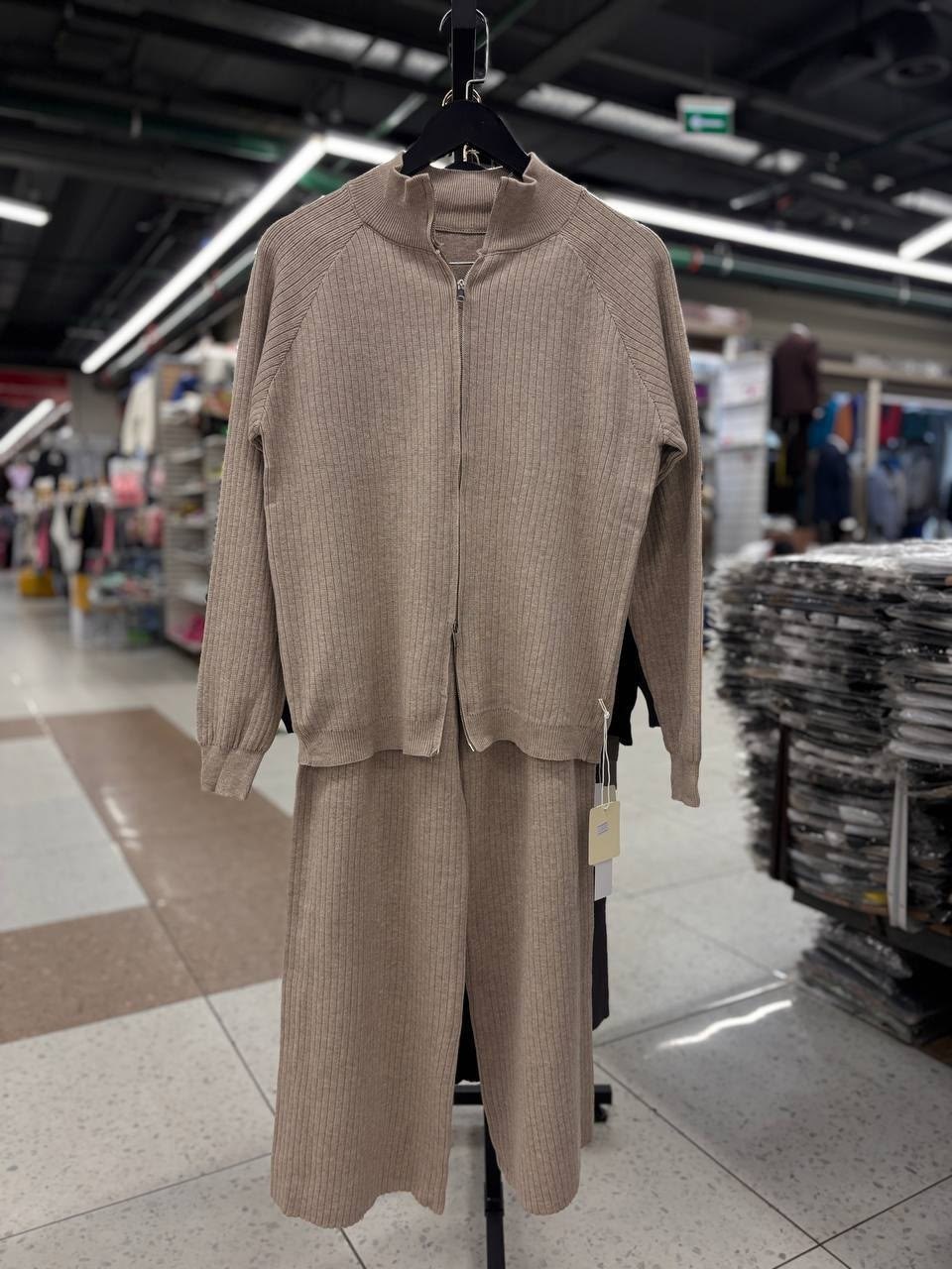 трикотажный женский костюм,трикотажный костюм,костюм женский кофта и штаны арт. 1549041,костюм женский: свитер и штаны (one size 42-48),женские костюмы