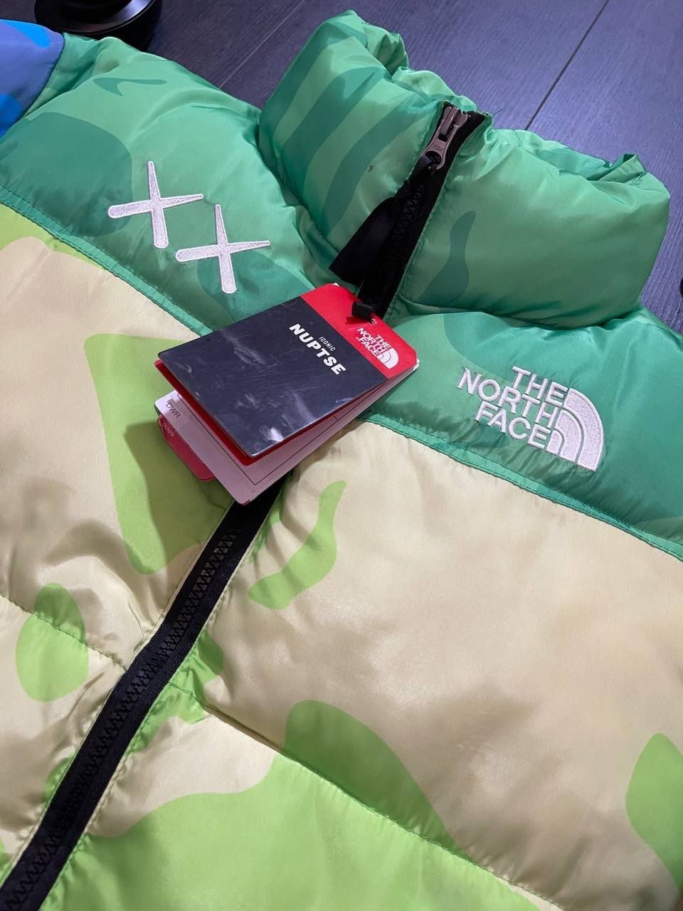 куртка зимняя tnf,куртка x kaws retro 1996 nuptse jacket 'safety green' the north face,куртка nuptse 1996 из коллаборации с kaws the north face, зеленая,куртка x kaws 1996 nuptse 700 jacket 'green' th