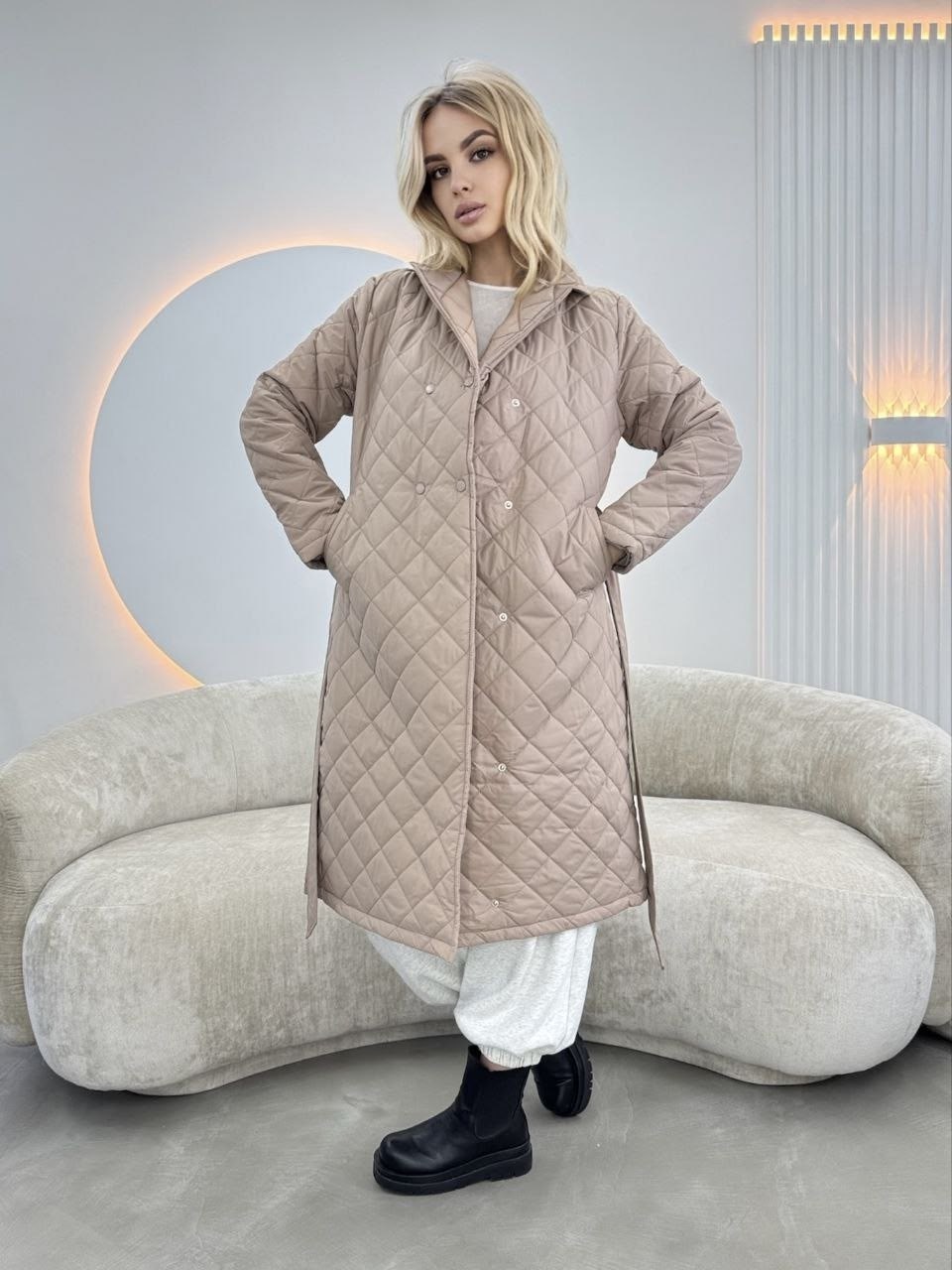 куртка демисезонная длинная стеганая с поясом ah fashion,пальто женское демисезонное стеганое,пальто стеганое плащ стеганый куртка женская весна dh fashion,стеганое пальто,стеганое пальто женское