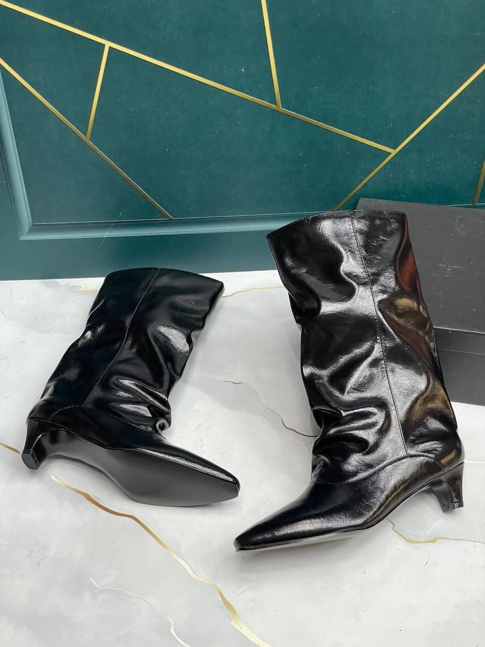 модные женские лакированные сапоги выше колена,модные сапоги,женские сапоги до середины икры,женские узкие сапоги до колена черные на высоком каблуке с острым носком,сапоги на каблуке
