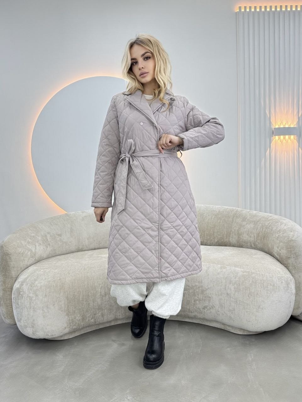 куртка демисезонная длинная стеганая с поясом ah fashion,пальто женское демисезонное стеганое,пальто стеганое плащ стеганый куртка женская весна dh fashion,стеганое пальто,стеганое пальто женское