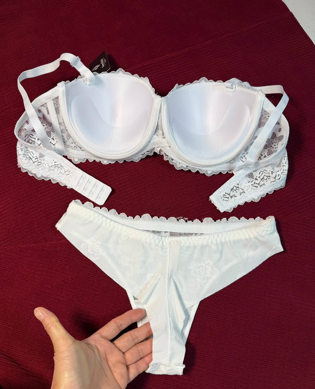 красный комплект нижнего белья,комплект нижнее белье,красный комплект белья,красное нижнее белье,красное кружевное нижнее белье