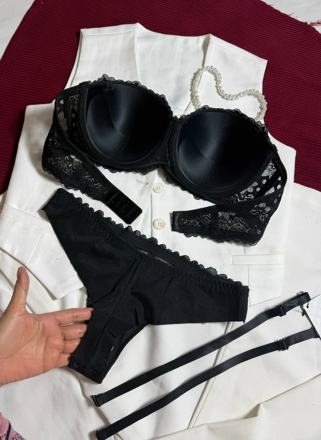 красный комплект нижнего белья,комплект нижнее белье,красный комплект белья,красное нижнее белье,красное кружевное нижнее белье