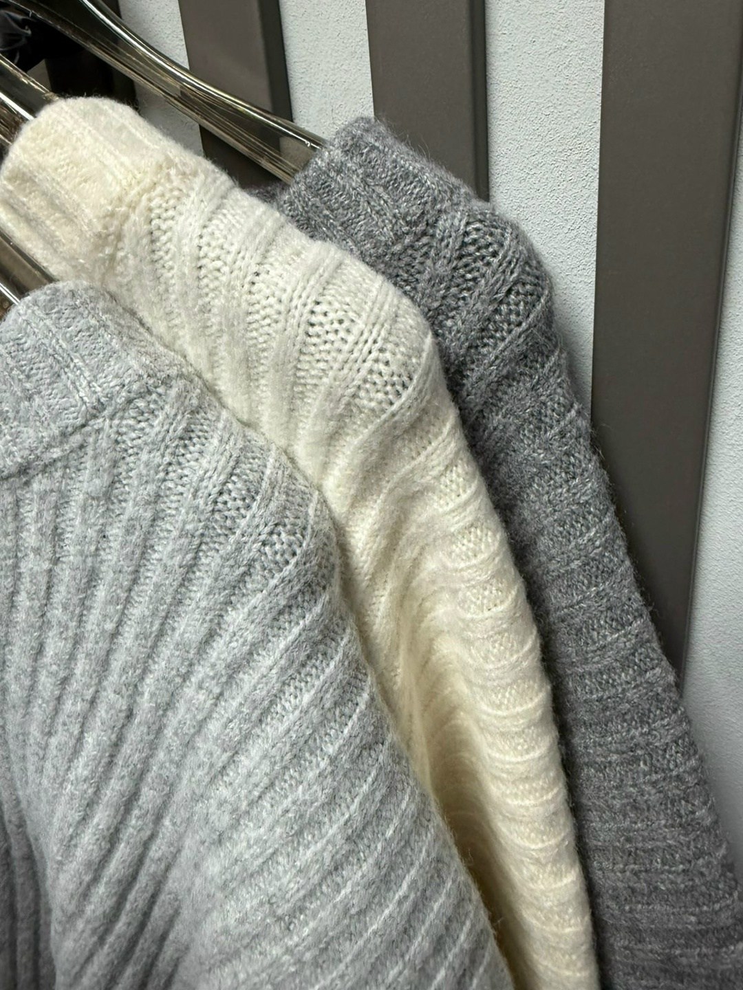 свитер вязаный в рубчик оверсайз базовый missmadi,свитер оверсайз вязаный,свитер оверсайз вязаный удлиненный,джемпер оверсайз,свитер оверсайз вязаный lili style цвет серый темно-серый