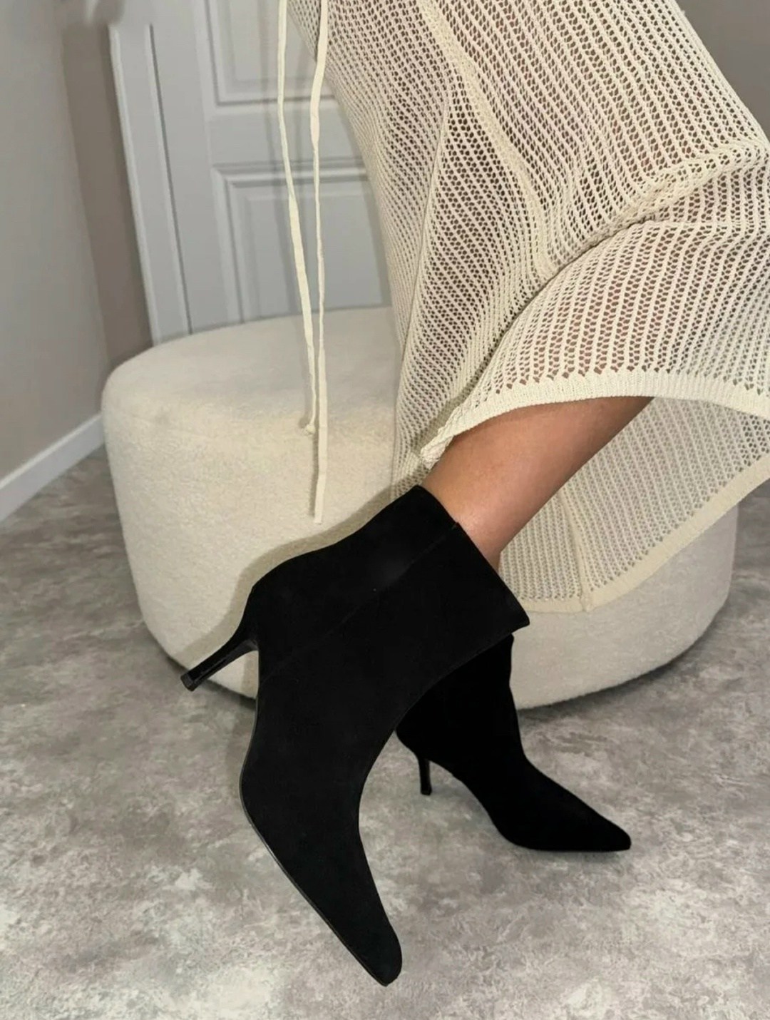 остроносые женские ботильоны из замши,замшевые ботильоны,замшевые женские ботильоны с острым носком на,остроносые женские ботильоны из замши на среднем каблуке,женские ботильоны