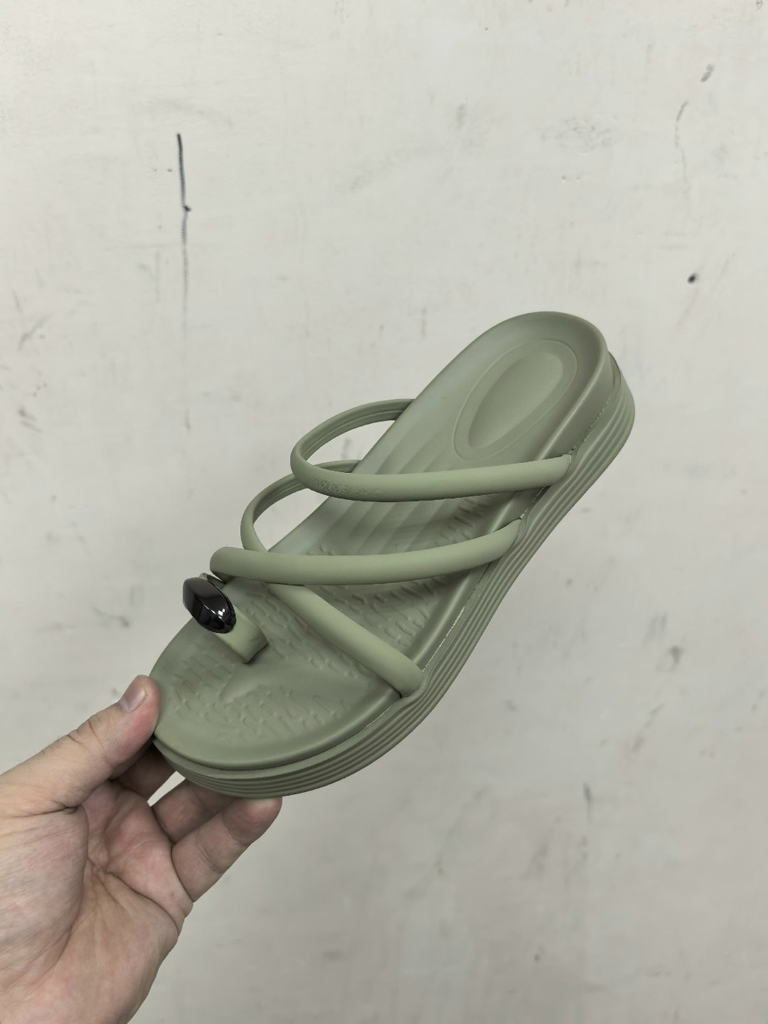 ,женские шлепанцы,модные шлепанцы,пляжная ,летние шлепанцы