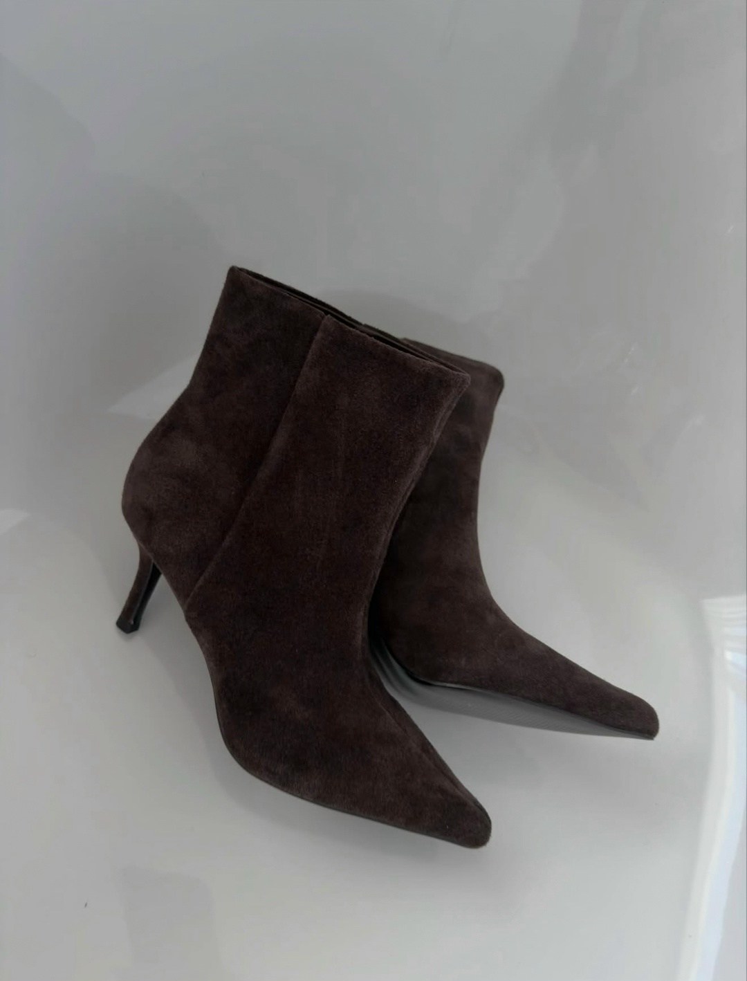 остроносые женские ботильоны из замши,замшевые ботильоны,замшевые женские ботильоны с острым носком на,остроносые женские ботильоны из замши на среднем каблуке,женские ботильоны