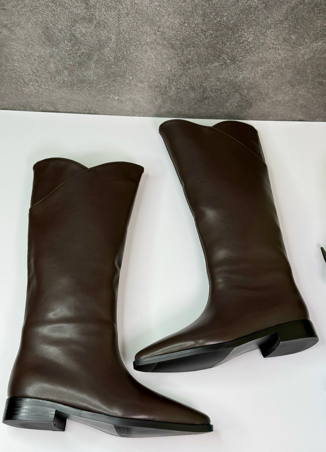 ,женские сапоги,сапоги прямые,модные женские сапоги,дизайнерские женские сапоги с острым носком