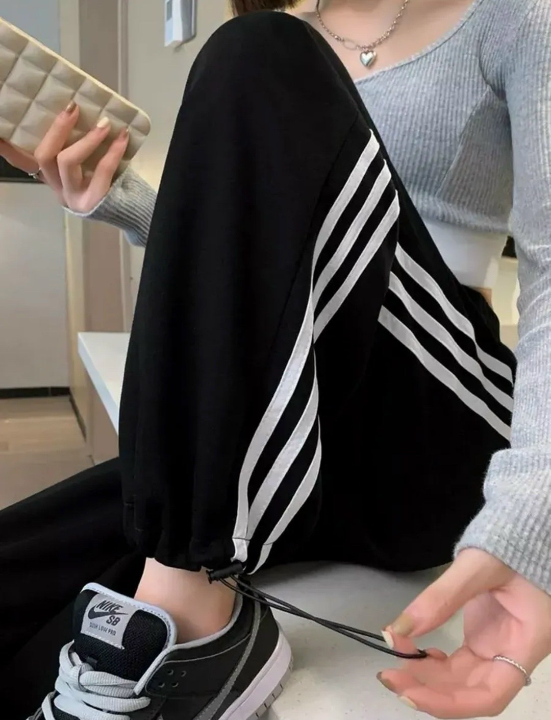 черные свободные спортивные штаны adidas originals,спортивные штаны адидас женские широкие,широкие штаны адидас женские с лампасами,черные спортивные брюки с кнопками по бокам adidas originals adibrea