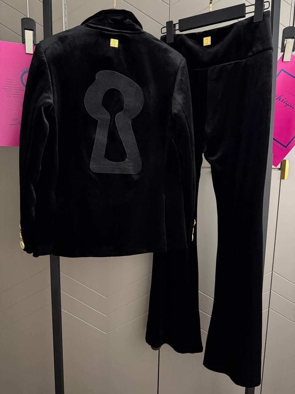 брючный костюм,модели брючных костюмов из велюра для женщин,брючный костюм женский из велюра,велюровый бархатный брючный костюм брюки и пиджак,велюровый костюм