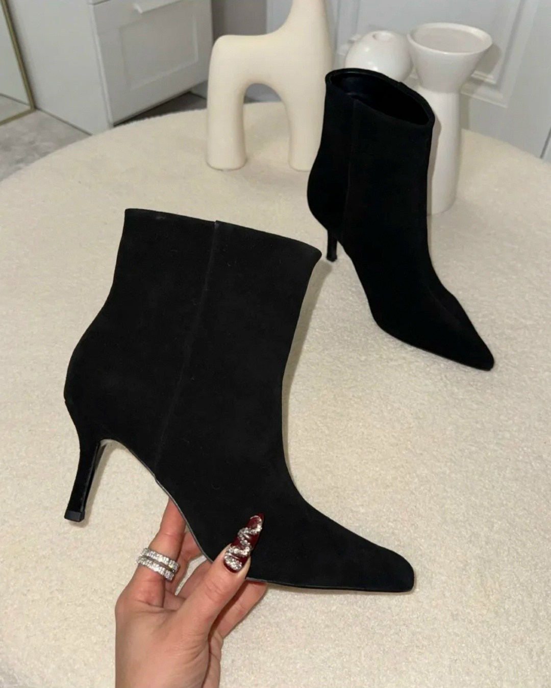 остроносые женские ботильоны из замши,замшевые ботильоны,замшевые женские ботильоны с острым носком на,остроносые женские ботильоны из замши на среднем каблуке,женские ботильоны
