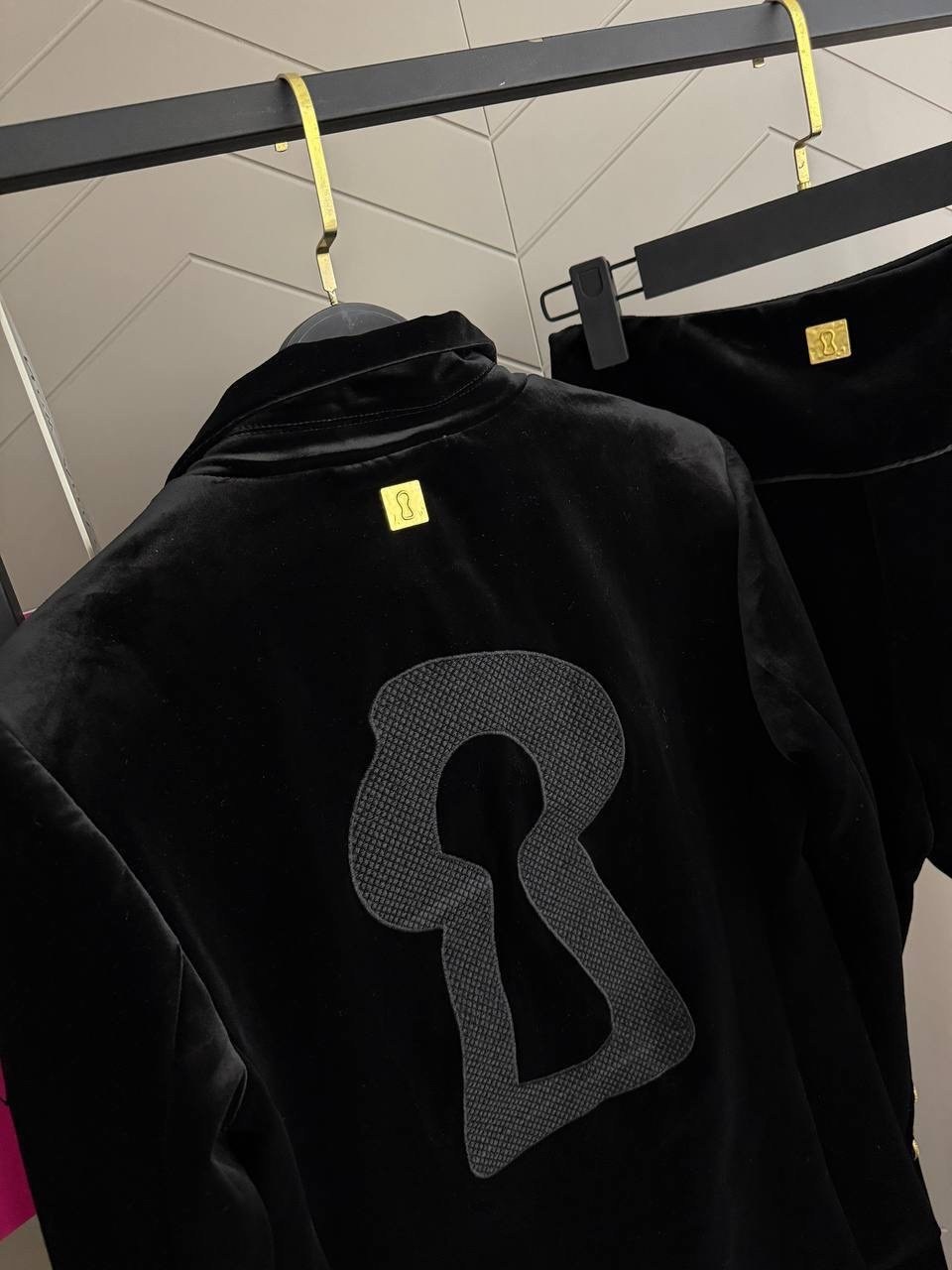 брючный костюм,модели брючных костюмов из велюра для женщин,брючный костюм женский из велюра,велюровый бархатный брючный костюм брюки и пиджак,велюровый костюм