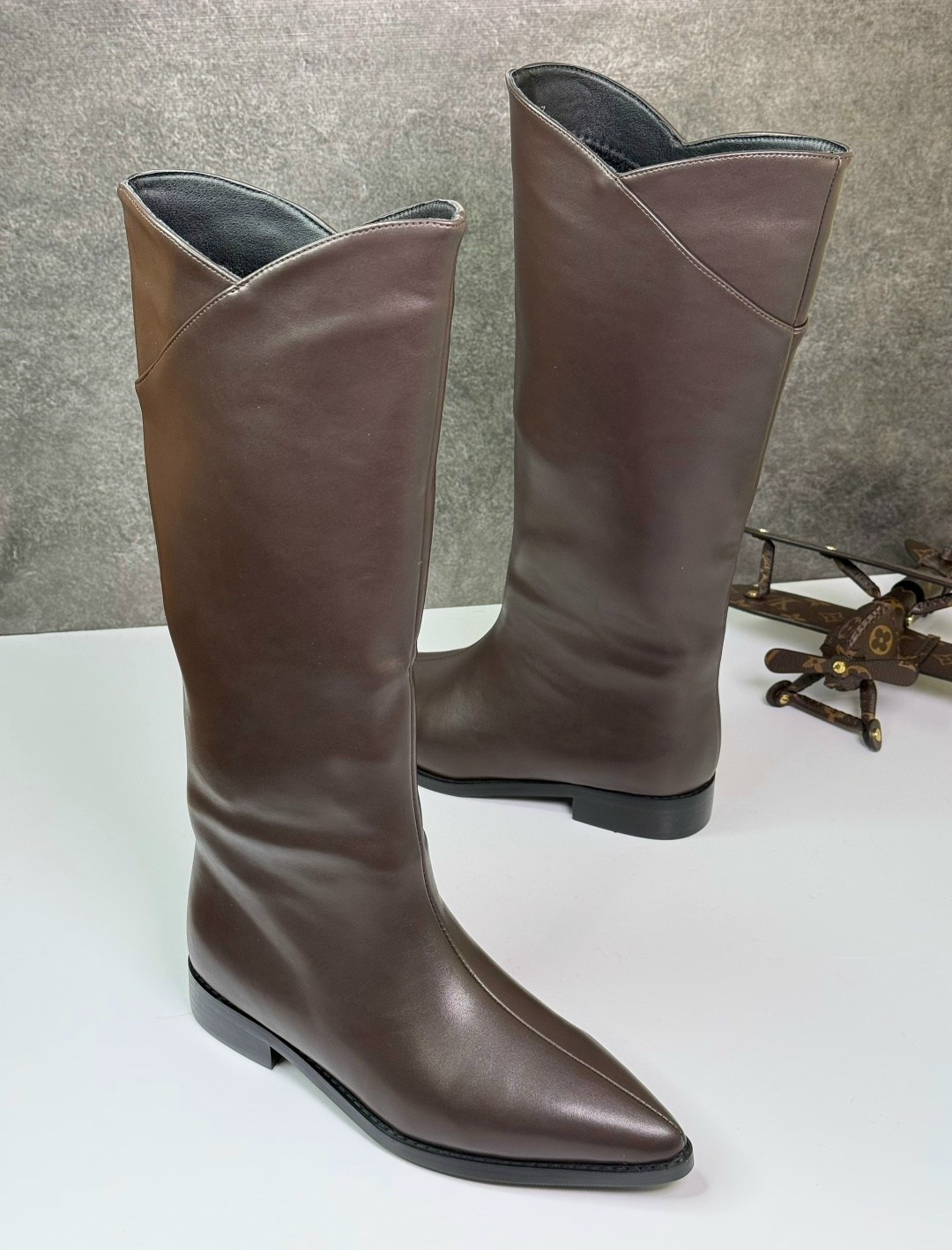 ,женские сапоги,сапоги прямые,модные женские сапоги,дизайнерские женские сапоги с острым носком