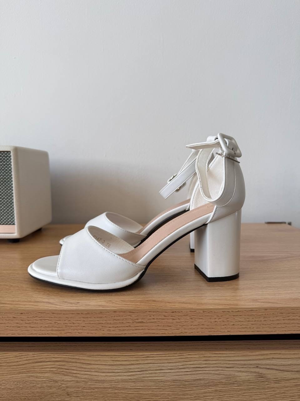 босоножки на каблуках,стильные босоножки,женские босоножки,элегантные босоножки,белые каблуки